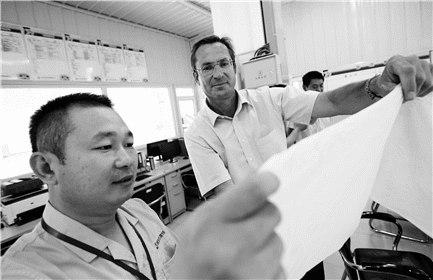 Yuwei (left) with Günter Offenbacher (Andritz director of sales for tissue and drying)