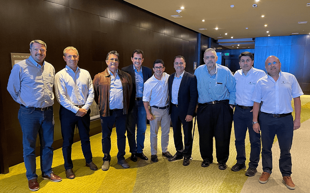 Start-up team: GrandBay Papeles Nacionales and Toscotec’s teams at the contract signing