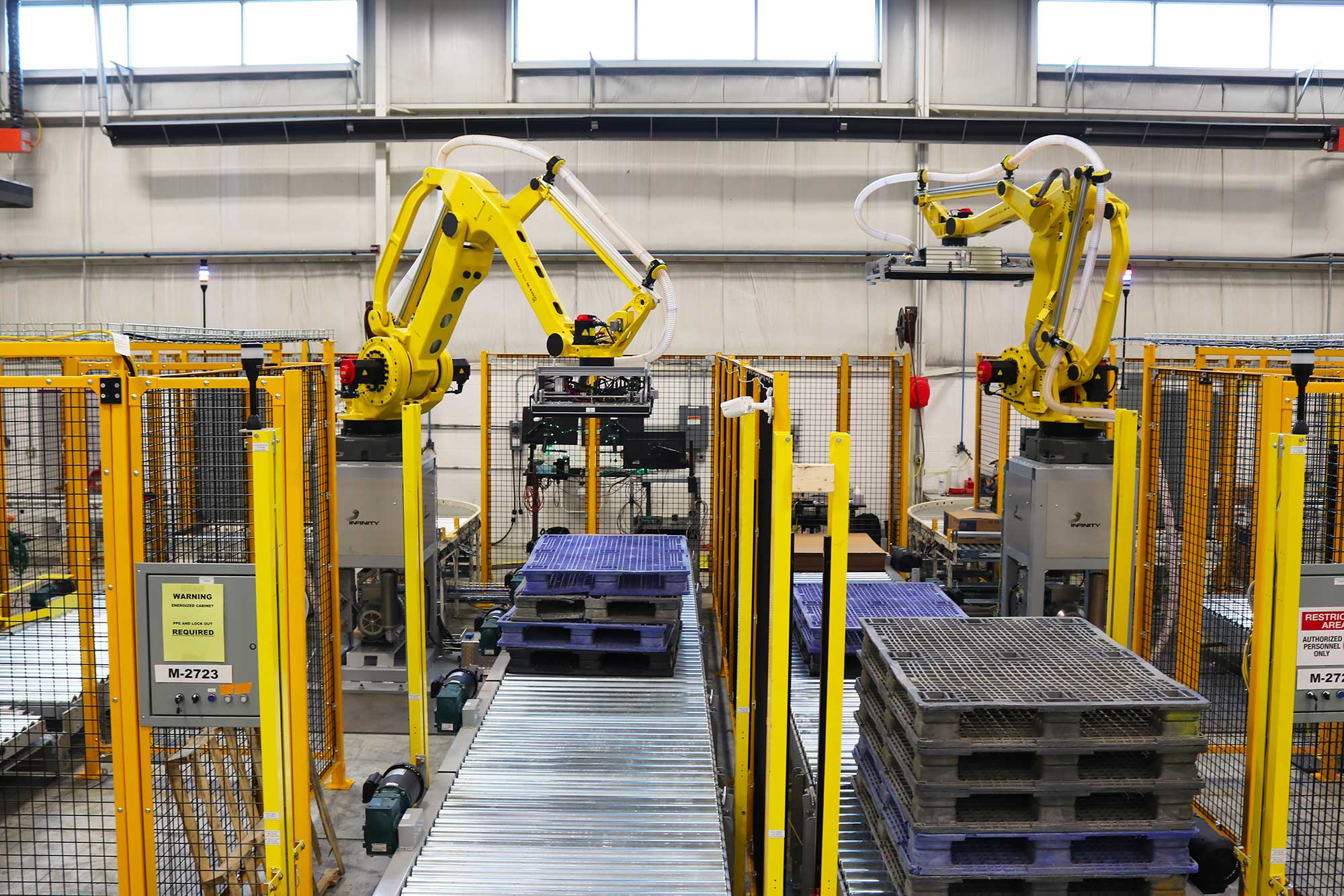 Quick cycle times and robust performance: the R10SW palletiser comes equipped with an articulated robot arm from FANUC